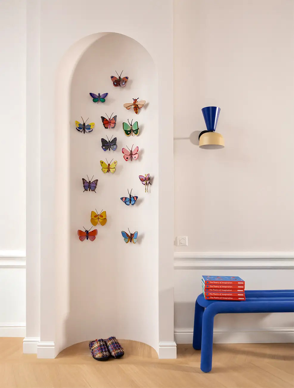 Studio-Roof-Rosora-Butterfly-3D-Schmetterling-Aufgebaut-aus-Karton-Produktansicht-im-Beispielfoto-2