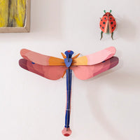 Studio-Roof-Coccinelle-Rouge-3D-Marienkaefer-Aufgebaut-aus-Karton-Produktansicht-als-Beispiel-an-der-wand-1