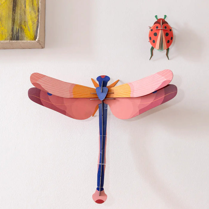 Studio-Roof-Coccinelle-Rouge-3D-Marienkaefer-Aufgebaut-aus-Karton-Produktansicht-als-Beispiel-an-der-wand-1