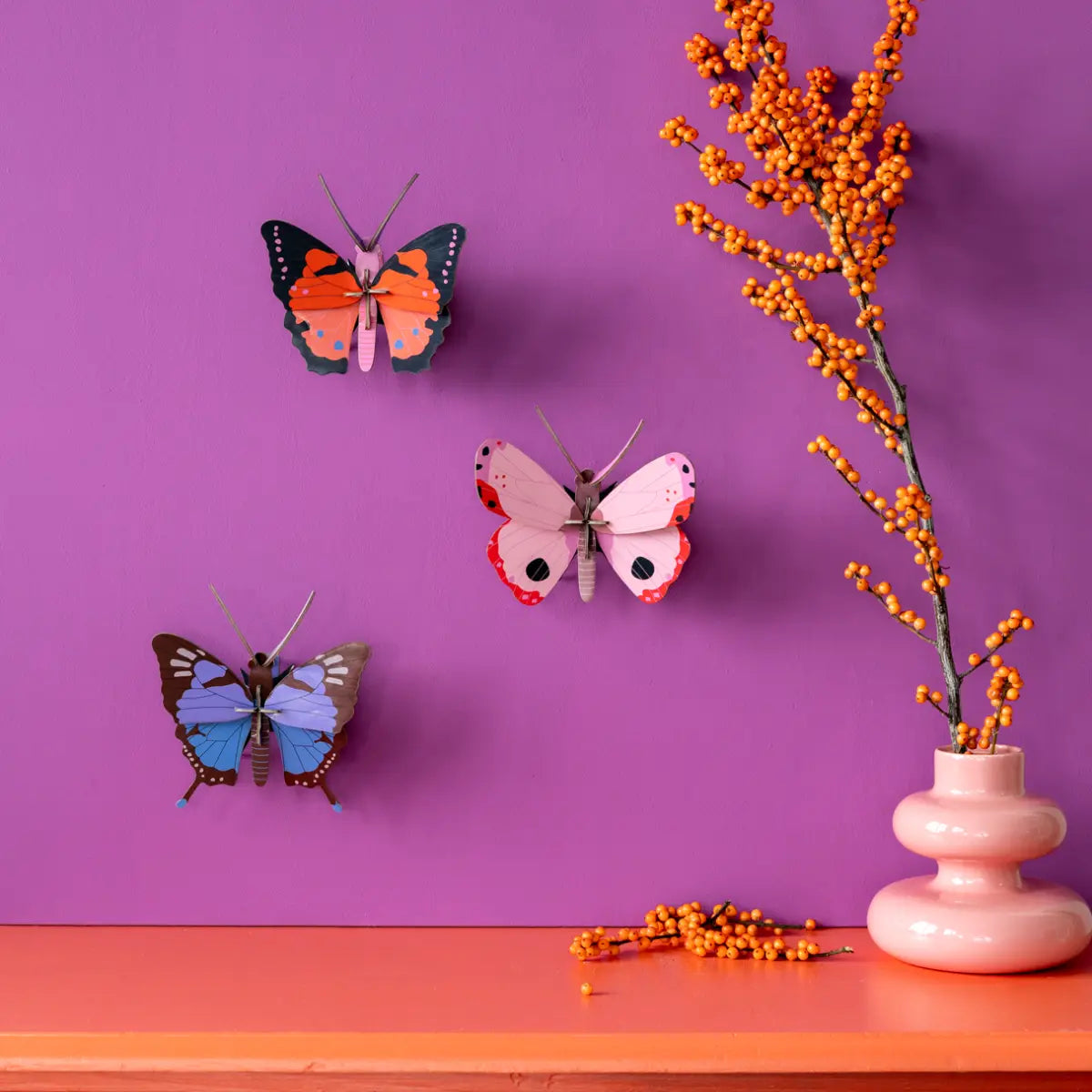 Studio-Roof-Rosora-Butterfly-3D-Schmetterling-Aufgebaut-aus-Karton-Produktansicht-im-Beispielfoto-1