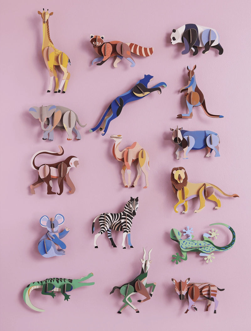 Studio-Roof-Ornament-3d-Object-Dschungel-Tier-Giraffe-aufgebaut-Beispielfoto-mit-allen-Dschungeltieren