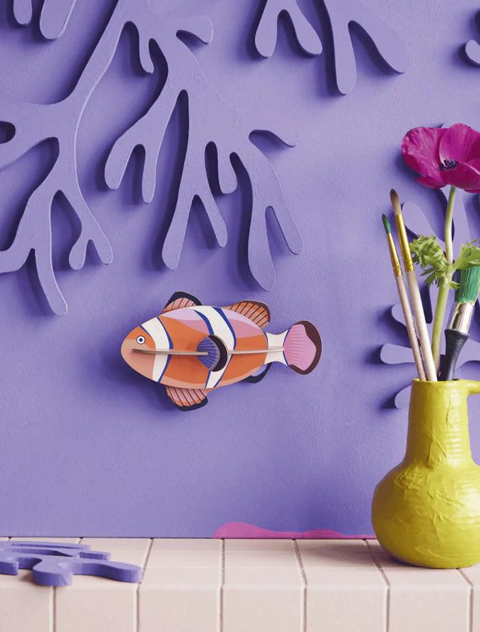 Studio-Roof-Ornament-3d-Object-Meerestiere-Clownfish-aufgebaut-Produktansicht-Beispielfoto-an-einer-wand