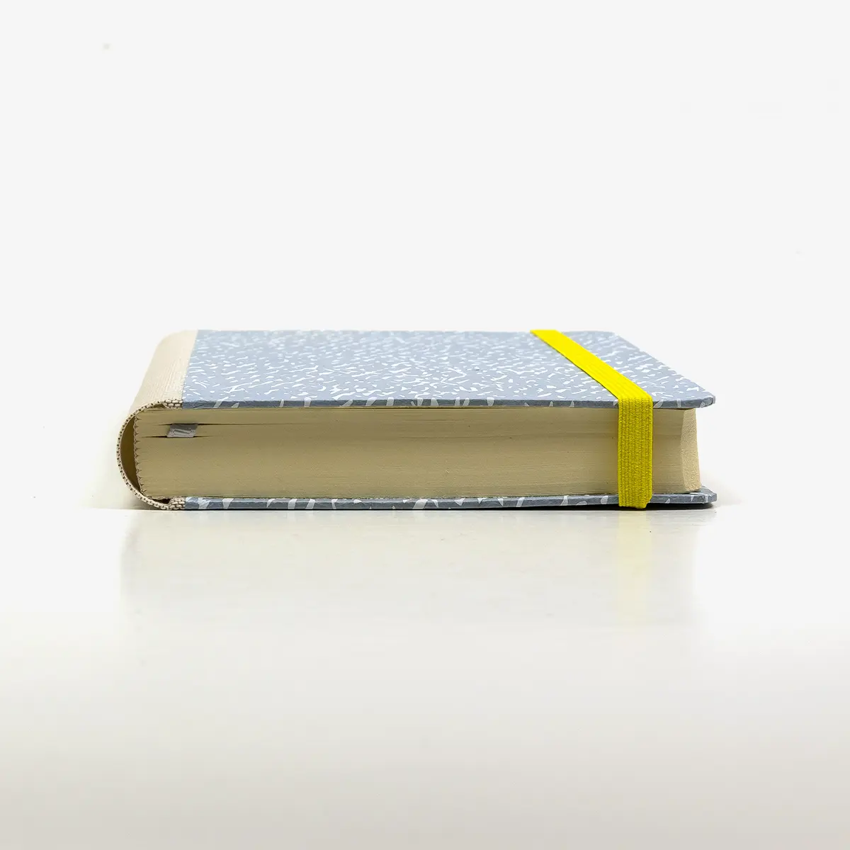 Tagesplaner-12x16_5cm-spaltenaufteilung-Cover-Lokta-papier-Motiv-Krikel-Krakel-auf-milden-blau-liegend