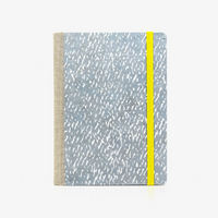 Tagesplaner | Format: 12x16,5cm | 2027 | Cover: Lokta Papier | Motiv: Krikel Krakel auf milden Blau