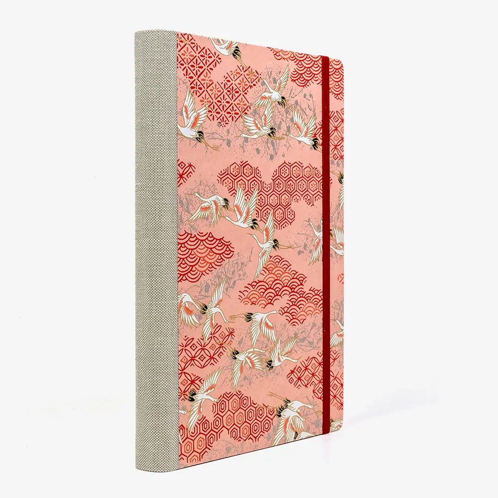 Tagesplaner-2027-A5-klassisch-cover-Chiyogami-Motiv-Kraniche-Pink-seitlich-von-hinten