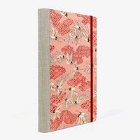 Tagesplaner-2027-A5-klassisch-cover-Chiyogami-Motiv-Kraniche-Pink-seitlich-von-hinten