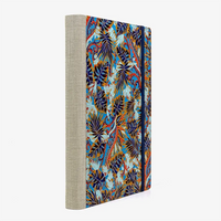 Tagesplaner-2027-A5-klassisch-cover-Chiyogami-Motiv-Monstera-blau-von-vorn-seitlich-von-hinten