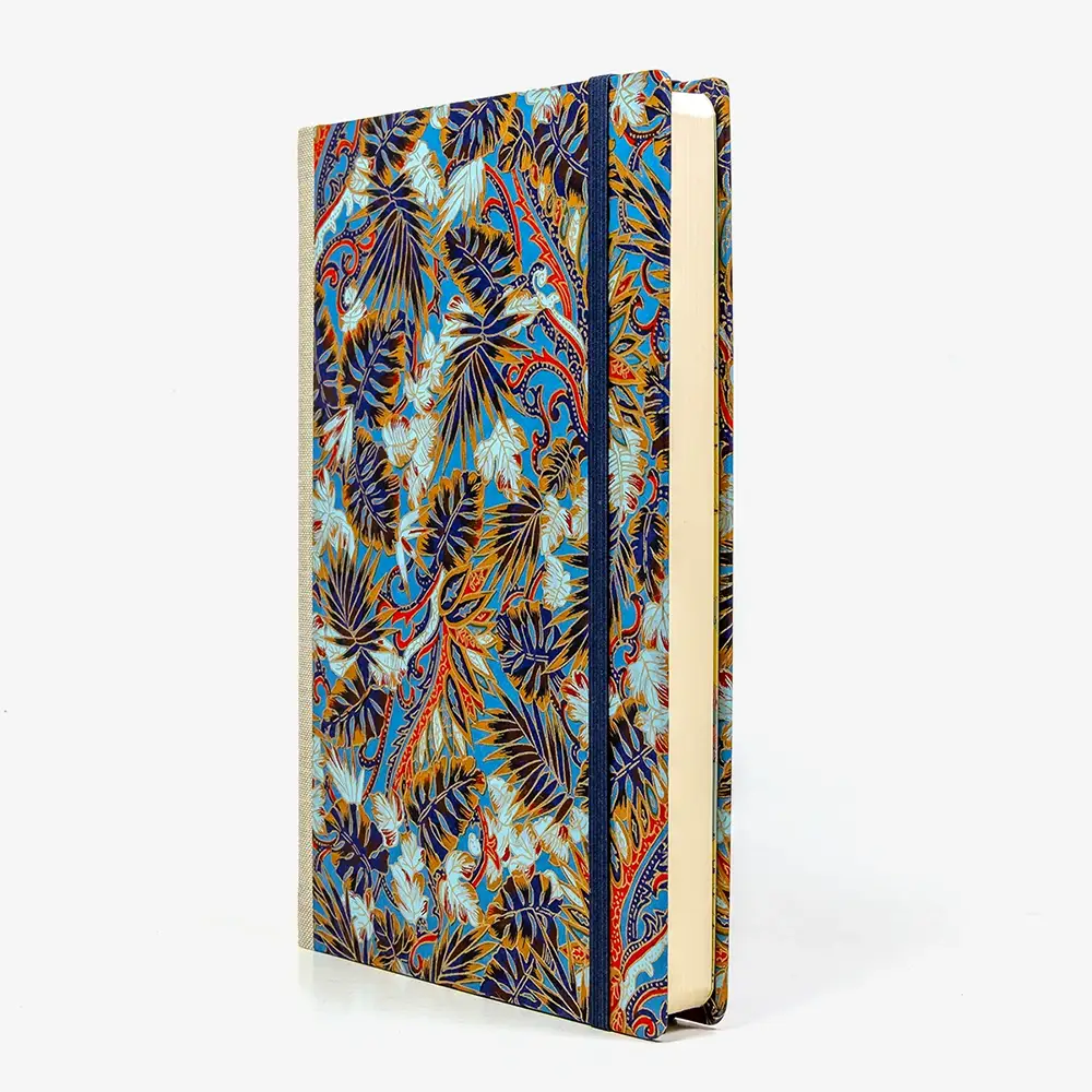 Tagesplaner-2027-A5-klassisch-cover-Chiyogami-Motiv-Monstera-blau-von-vorn-seitlich-von-vorn