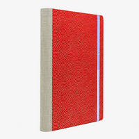 Tagesplaner-2027-A5-klassisch-cover-Chiyogami-Motiv-Same-Komon-gold-auf-rot-seitlich-von-hinten