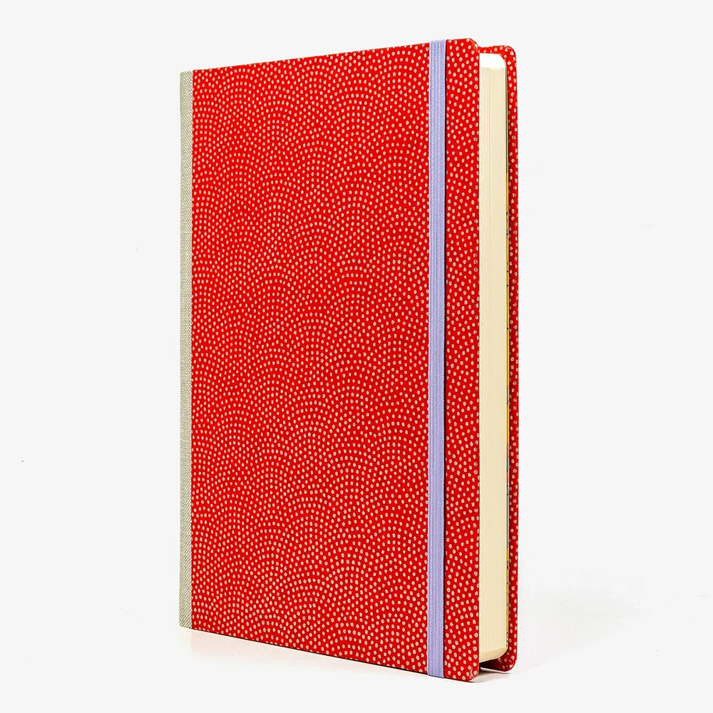 Tagesplaner-2027-A5-klassisch-cover-Chiyogami-Motiv-Same-Komon-gold-auf-rot-seitlich-von-vorn