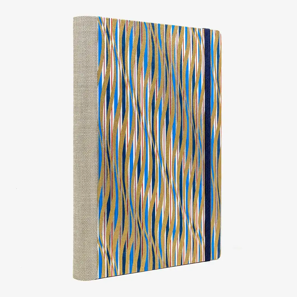 Tagesplaner-2027-A5-klassisch-cover-Chiyogami-Motiv-gewellte-linien-rot-gold-blau-seitlich-von-vorn