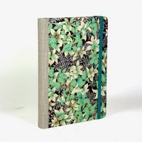 Tagesplaner-A5-Pflanzen-gruen-silber-auf-schwarz-Cover-seitlich-von-hinten