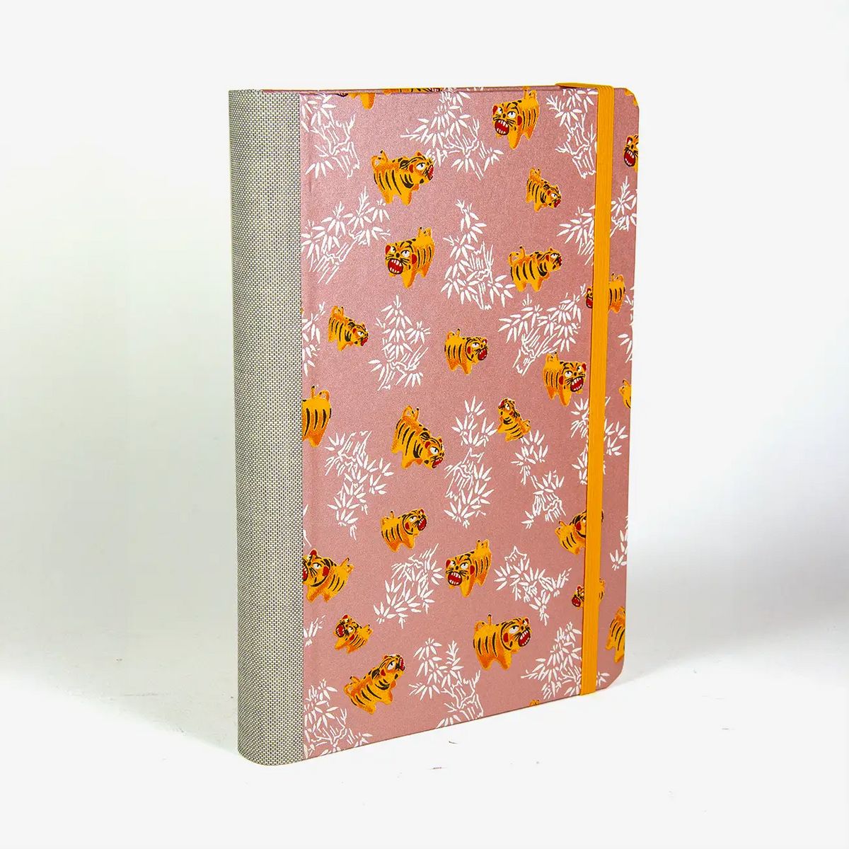 Tagesplaner-A5-Tiger-auf-pearlrose-Cover-seitlich-von-hinten