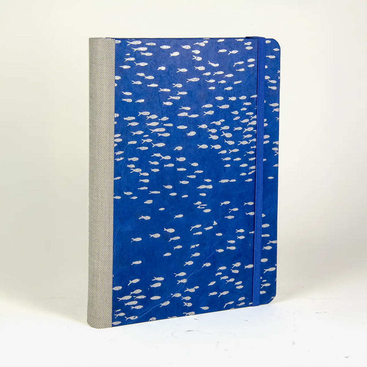 Tagesplaner-A5-silberne_Fische-seitlich-von-hinten