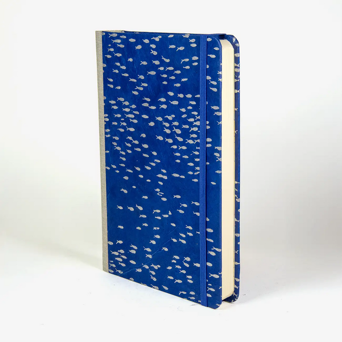 Tagesplaner-A5-silberne_Fische-seitlich-von-vorn