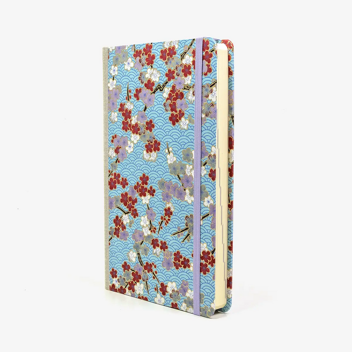 Tagesplaner-A5small-cover-.Chiyogami-Motiv-Bogen-1049C-Blueten-bunt-seitlich-von-vorn