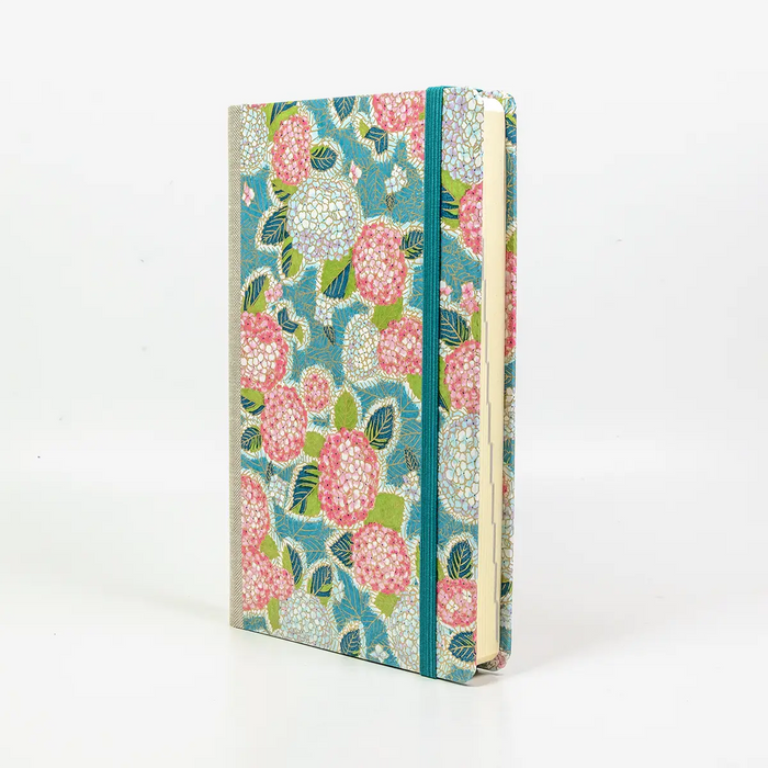 Tagesplaner-A5small-cover-.Chiyogami-Motiv-Hortensien-blau-seitlich-von-vorn