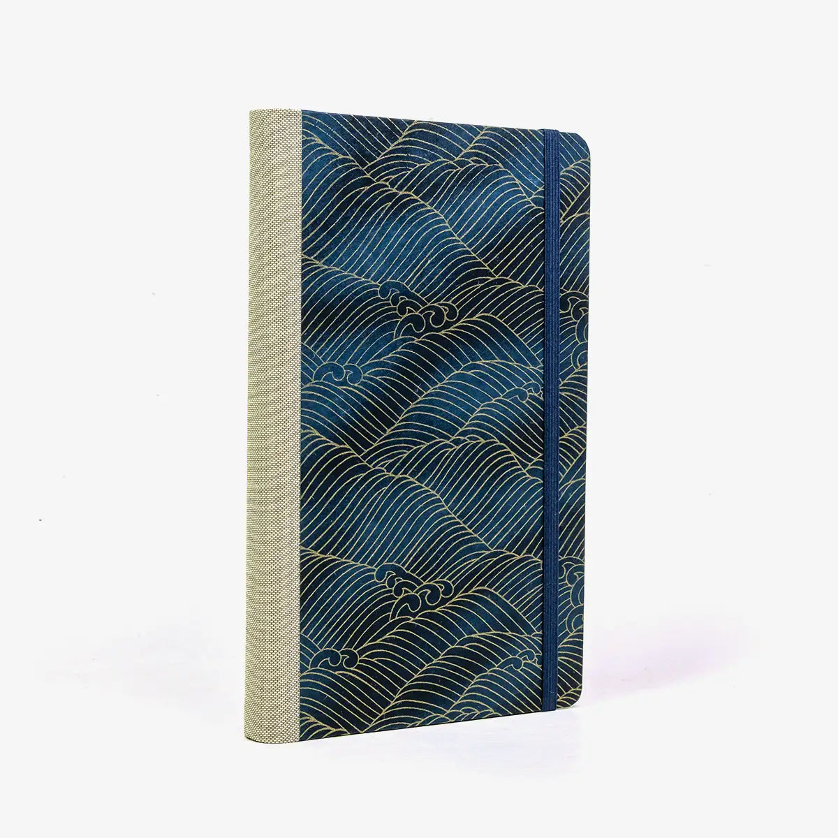 Tagesplaner-A5small-cover-.Chiyogami-Motiv-Nami-gold-auf-changierenden-Blau-seitlich-von-hinten