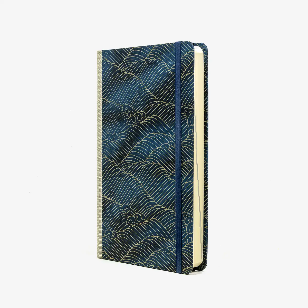 Tagesplaner-A5small-cover-.Chiyogami-Motiv-Nami-gold-auf-changierenden-Blau-seitlich-von-vorn