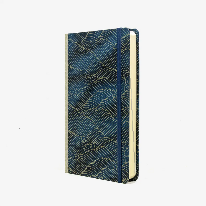 Tagesplaner-A5small-cover-.Chiyogami-Motiv-Nami-gold-auf-changierenden-Blau-seitlich-von-vorn