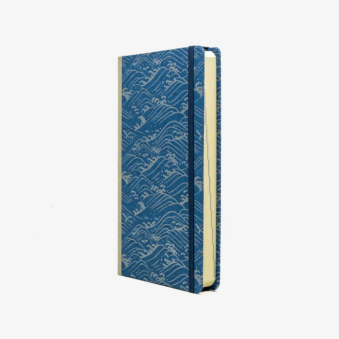 Tagesplaner-A5small-cover-.Chiyogami-Motiv-Nami-silber-seitlich-von-vorn