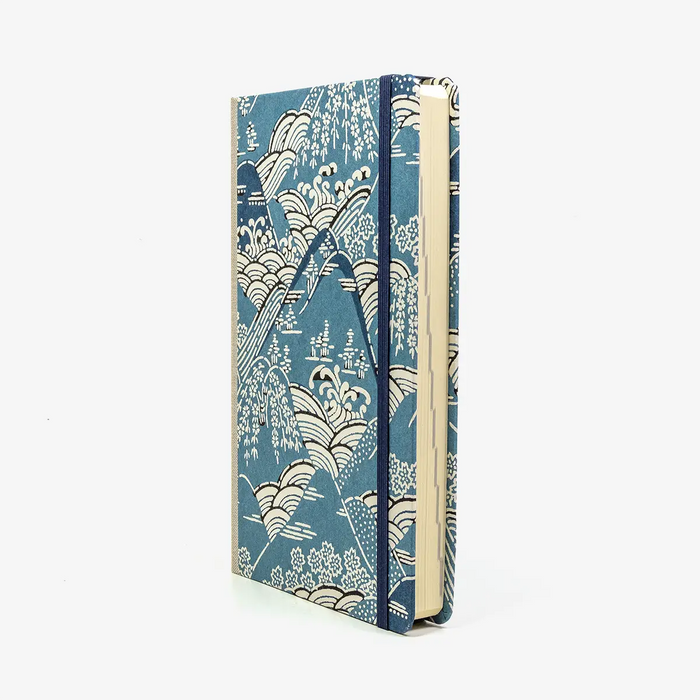 Tagesplaner-A5small-cover-.Katazome-Shi-Motiv-Stadt-blau-seitlich-von-vorn