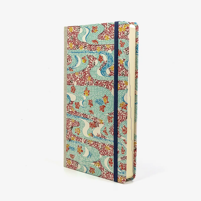 Tagesplaner-A5small-cover-.Katazome-Shi-Motiv-Wasserlandschaft-blau-Rot-seitlich-von-vorn