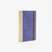 Tagesplaner-klein-9x13cm-mit-chiyogami-bezogen-muster-Haifischhaut-weise-und-braune-dots-auf-blau-cover-seitlich-von-hinten