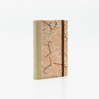Tagesplaner-klein-9x13cm-mit-lokta-bezogen-muster-zweige-mit-weisen-blueten-auf-rosa-cover-seitlich-von-hinten