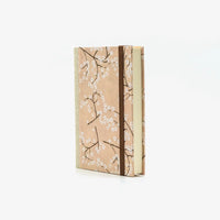 Tagesplaner-klein-9x13cm-mit-lokta-bezogen-muster-zweige-mit-weisen-blueten-auf-rosa-cover-seitlich-von-vorn