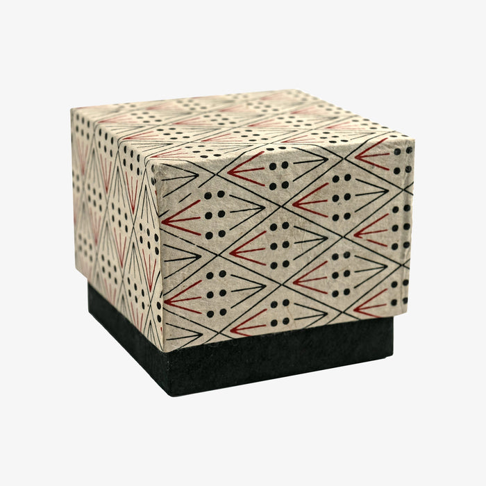 tudi-Billo-Box-Linien-und-Diamant-Unterteil-unifarben_-02-_natur-ebenholz-lackrot-ansicht-seitlich-mittel
