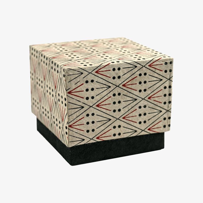 tudi-Billo-Box-Linien-und-Diamant-Unterteil-unifarben_-02-_natur-ebenholz-lackrot-ansicht-seitlich-mittel