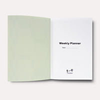 Undatierter-Wochenplaner-Celine-Softcover-A5-144Seiten-Buch-geoeffnet-1