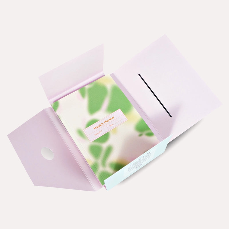 Undatierter-Wochenplaner-Hazy-Pocket-Softcover-A6-128Seiten-Buch-in-Schutzhuelle-geoeffnet-Produktansicht