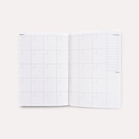 Undatierter-Wochenplaner-NEroli-Pocket-Softcover-A6-128Seiten-Buch-Innenansicht-Monatsuebersicht-1