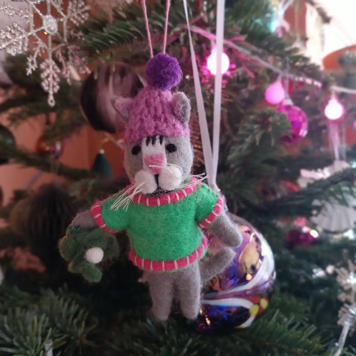 Weihnachtsbaumdeko-aus-Filz-zumAnhaengen-Figur-Mistelzweig-Katze-ansicht-ambient