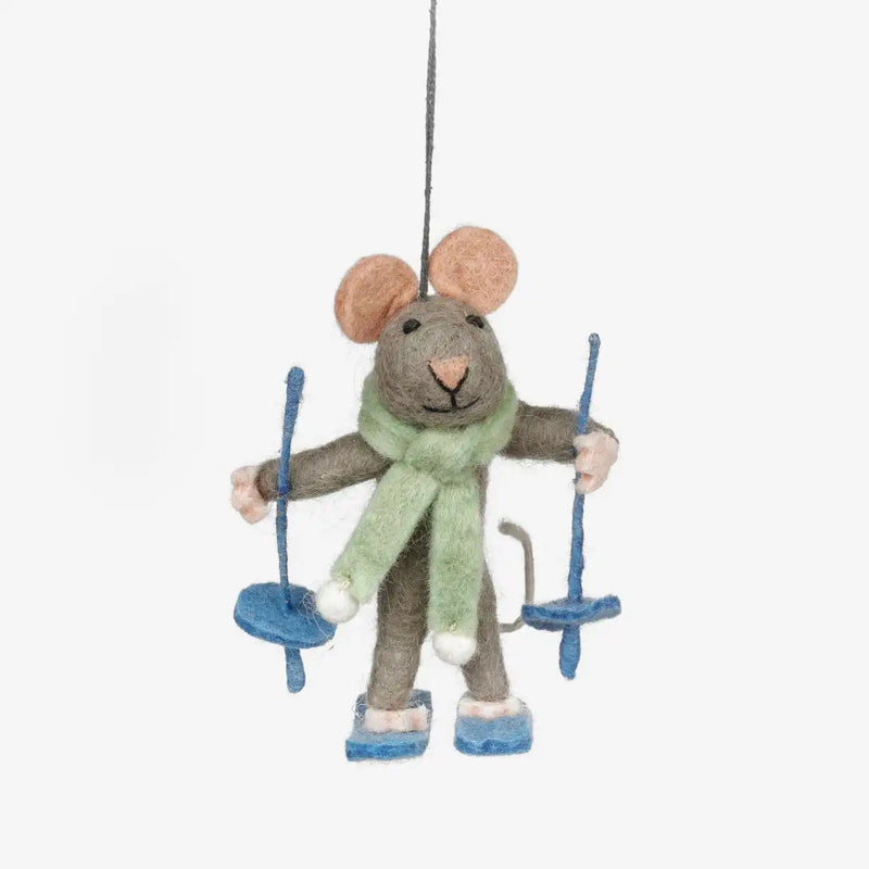 Weihnachtsbaumdeko-aus-Filz-zumAnhaengen-Figur-Skifahrerin-Silvia-vor-grauem-hintergrund-2