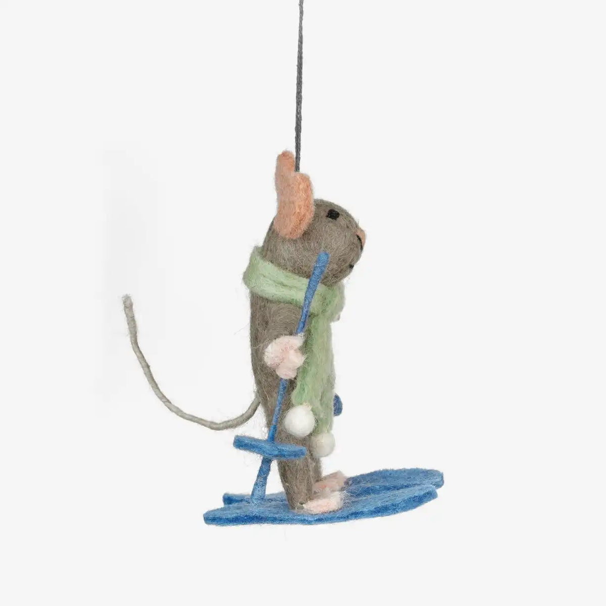 Weihnachtsbaumdeko-aus-Filz-zumAnhaengen-Figur-Skifahrerin-Silvia-vor-grauem-hintergrund-3