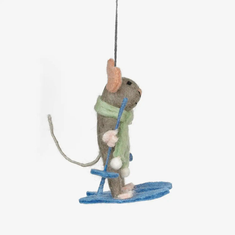 Weihnachtsbaumdeko-aus-Filz-zumAnhaengen-Figur-Skifahrerin-Silvia-vor-grauem-hintergrund-3