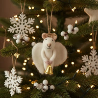 Weihnachtsbaumdeko-aus-Filz-zumAnhaengen-Figur-weiss-Angelica-Maus-ansicht-1-am-Weihnachtsbaum
