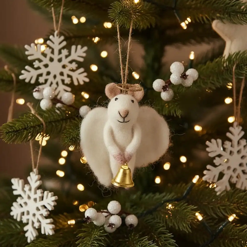 Weihnachtsbaumdeko-aus-Filz-zumAnhaengen-Figur-weiss-Angelica-Maus-ansicht-1-am-Weihnachtsbaum