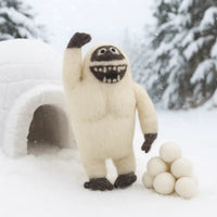 Weihnachtsbaumdeko-aus-Filz-zum_Anhaengen-Figur-Yeti-ansicht-vor-einem-iglo