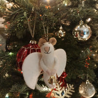 Weihnachtsbaumdeko-aus-Filz-zum_Anhaengen-Figur-weiss-Angelica-_Maus_-ansicht-1-am-Weihnachtsbaum-2