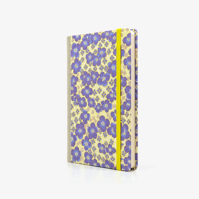 Wochenplaner-12x16_5cm-spaltenaufteilung-Cover-Chiyogami-Motiv-Bogen-628C-Blumen-cream-purple-ivory-seitlich-vorn