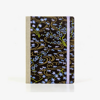 Wochenplaner-12x16_5cm-spaltenaufteilung-Cover-Chiyogami-Motiv-Flusslandschaft-Flieder-auf-schwarz