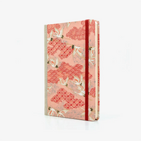 Wochenplaner-12x16_5cm-spaltenaufteilung-Cover-Chiyogami-Motiv-Kraniche-weiss-silber-auf-pink-seitlich-vorn