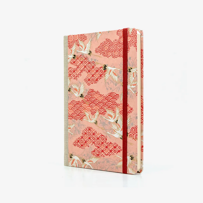Wochenplaner-12x16_5cm-spaltenaufteilung-Cover-Chiyogami-Motiv-Kraniche-weiss-silber-auf-pink-seitlich-vorn