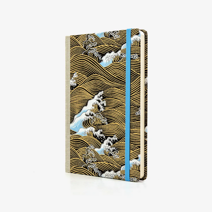 Wochenplaner-12x16_5cm-spaltenaufteilung-Cover-Chiyogami-Motiv-Nami-welle-Gold-blau-weiss-auf-schwarz-seitlich-von-vorn