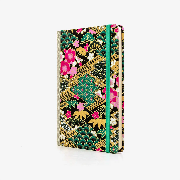 Wochenplaner-12x16_5cm-spaltenaufteilung-Cover-Chiyogami-Motiv-Rauten-mit-Mustern-gruen-seitlich-vorn