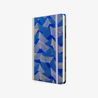 Wochenplaner-12x16_5cm-spaltenaufteilung-Cover-Chiyogami-Motiv-Seitenspiel-blau-seitlich-von-vorn
